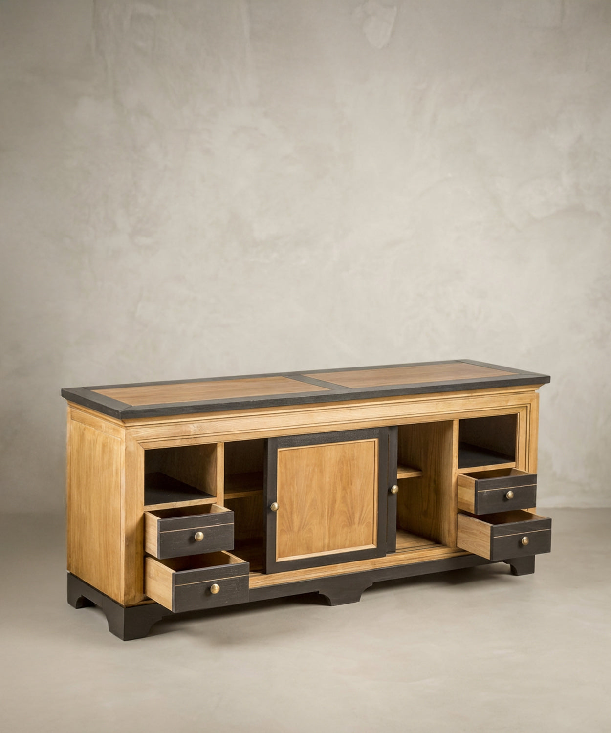 Perspectiva lateral del aparador industrial resaltando el contraste de colores y la profundidad de la madera.