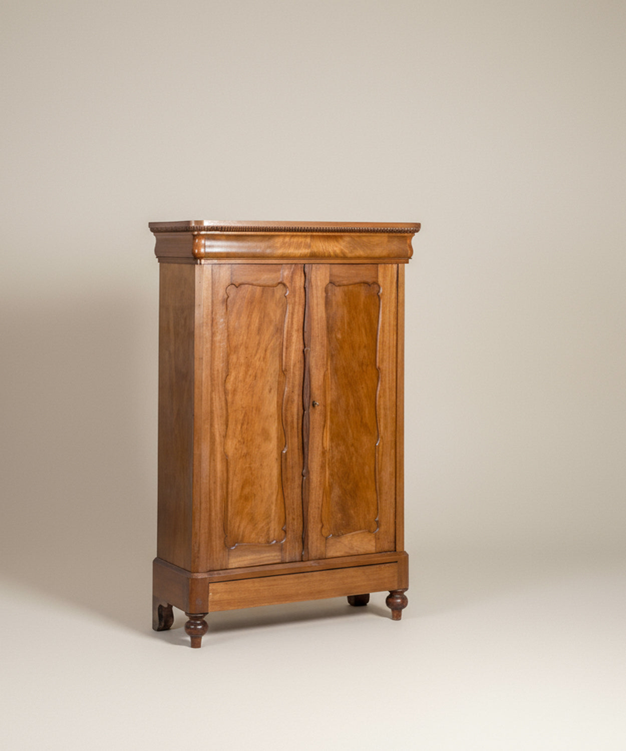 Armario antiguo de nogal