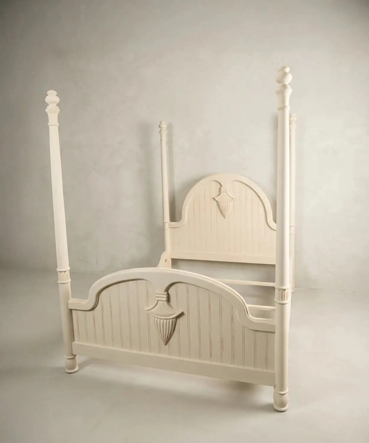 Cama de madera con cuatro columnas en blanco viejo Antique arte y decoracion
