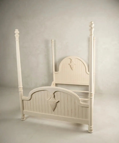 Cama de madera con cuatro columnas en blanco viejo Antique arte y decoracion