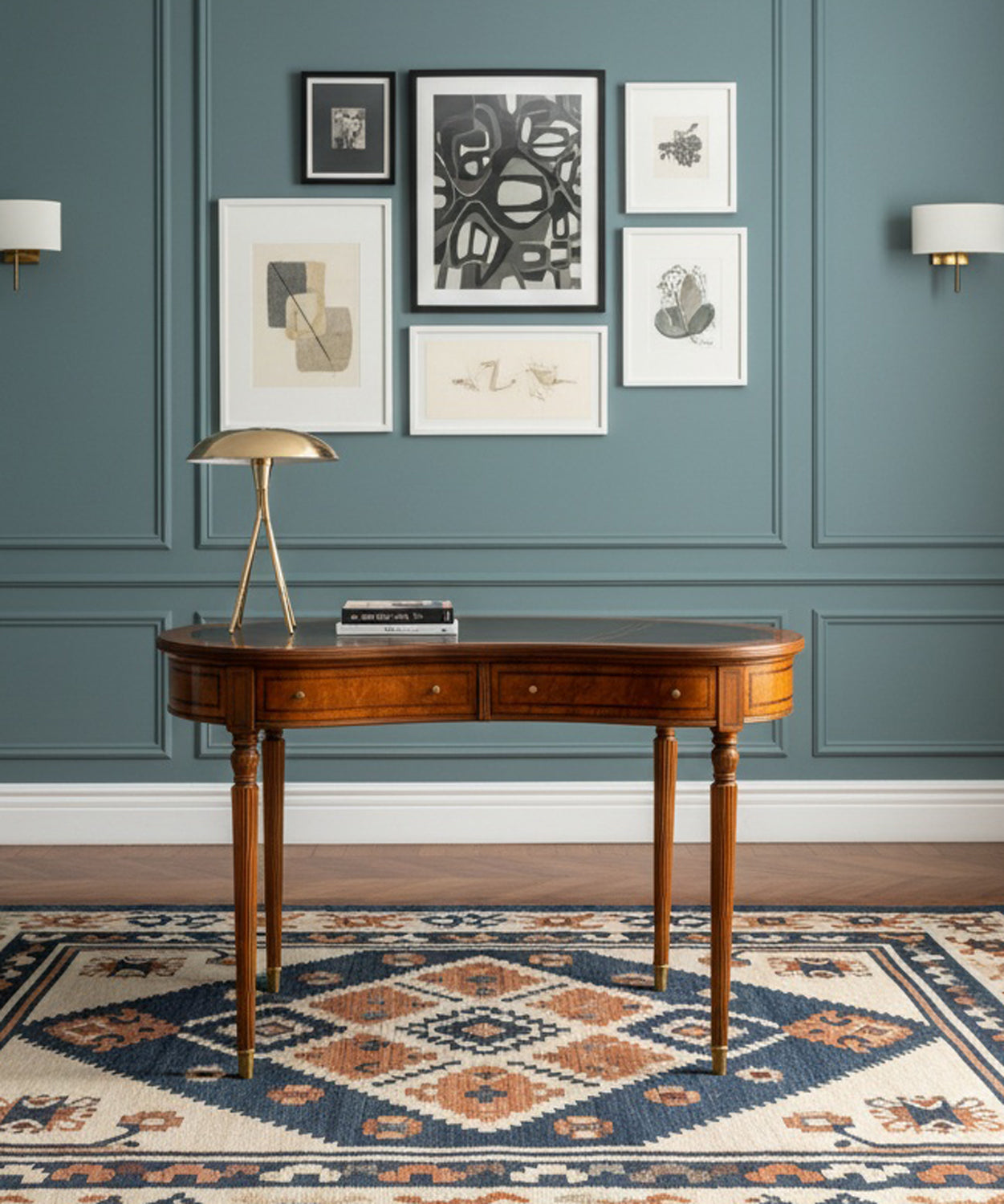 El escritorio Luis XVI en un salón moderno con paredes azul petróleo, lámpara de diseño y cuadros abstractos (demostrando versatilidad).
