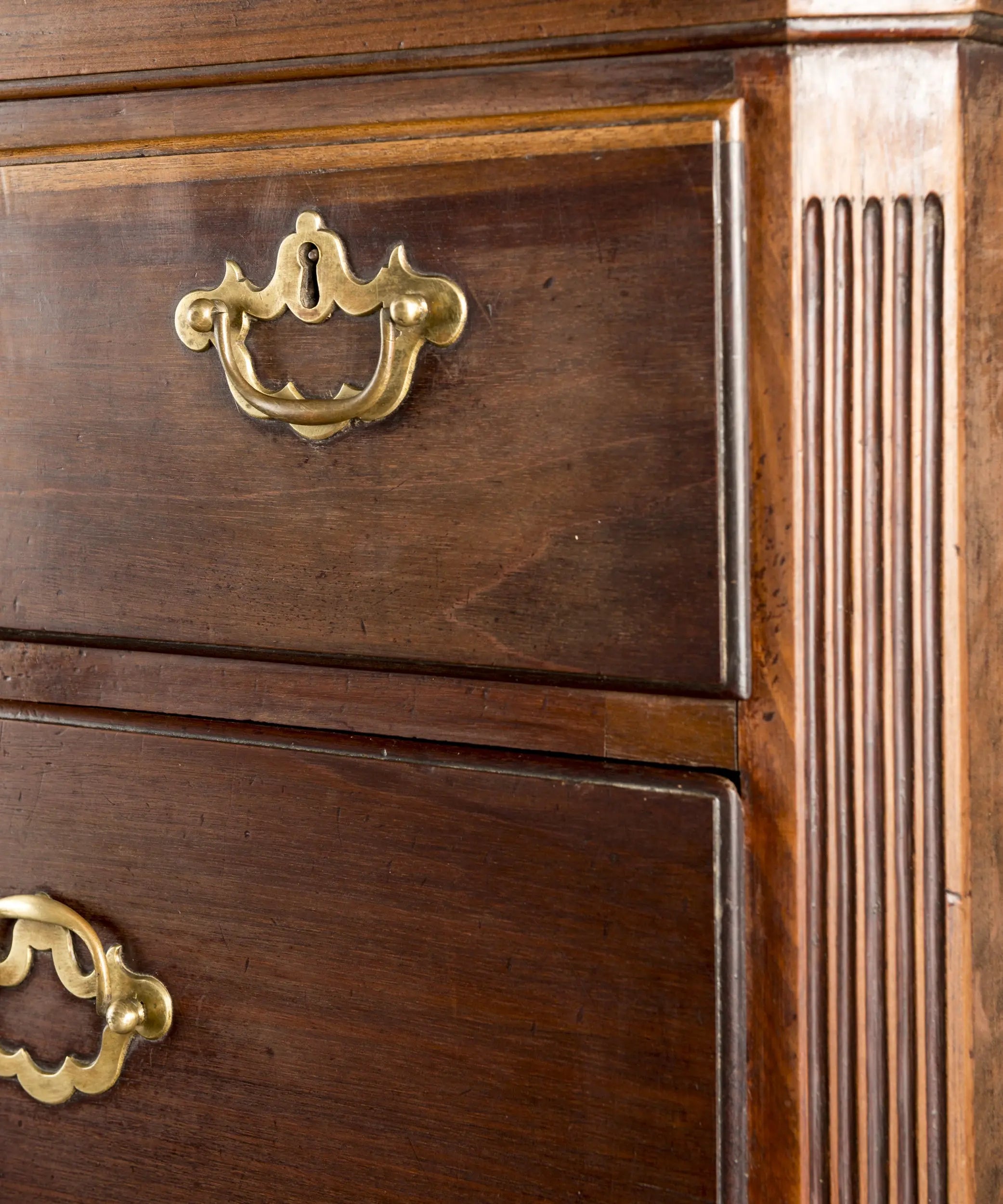 Gran Cómoda Alta Antigua (Tallboy) de Época Jorge III en Madera de Caoba