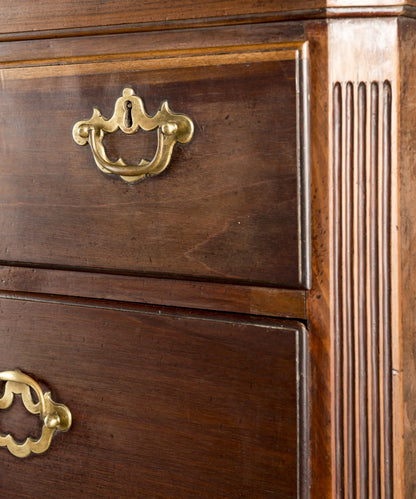 Gran Cómoda Alta Antigua (Tallboy) de Época Jorge III en Madera de Caoba