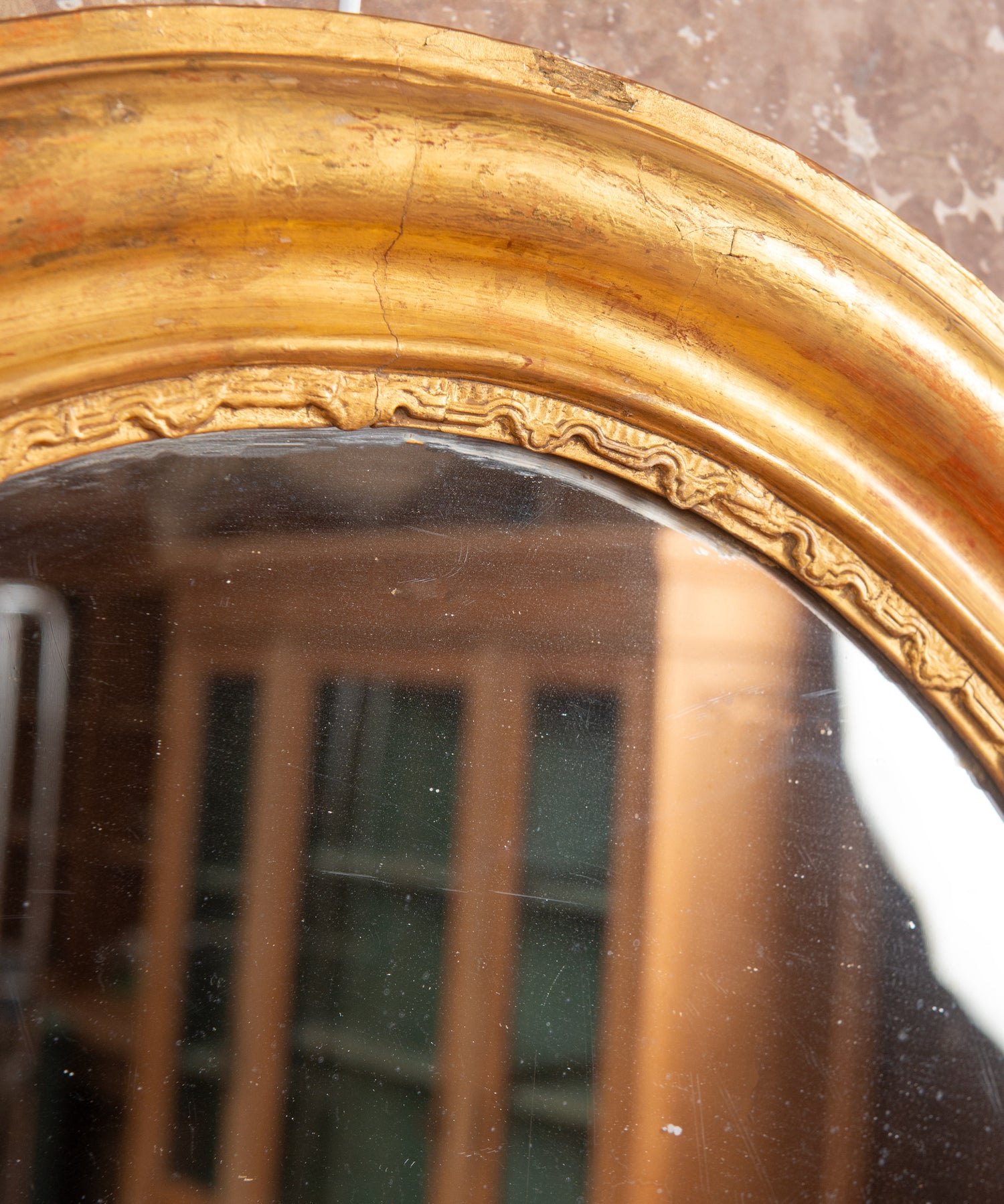 Detalle dorado al pan de oro con craquelado de época en espejo ovalado — Antique Arte y Decoración