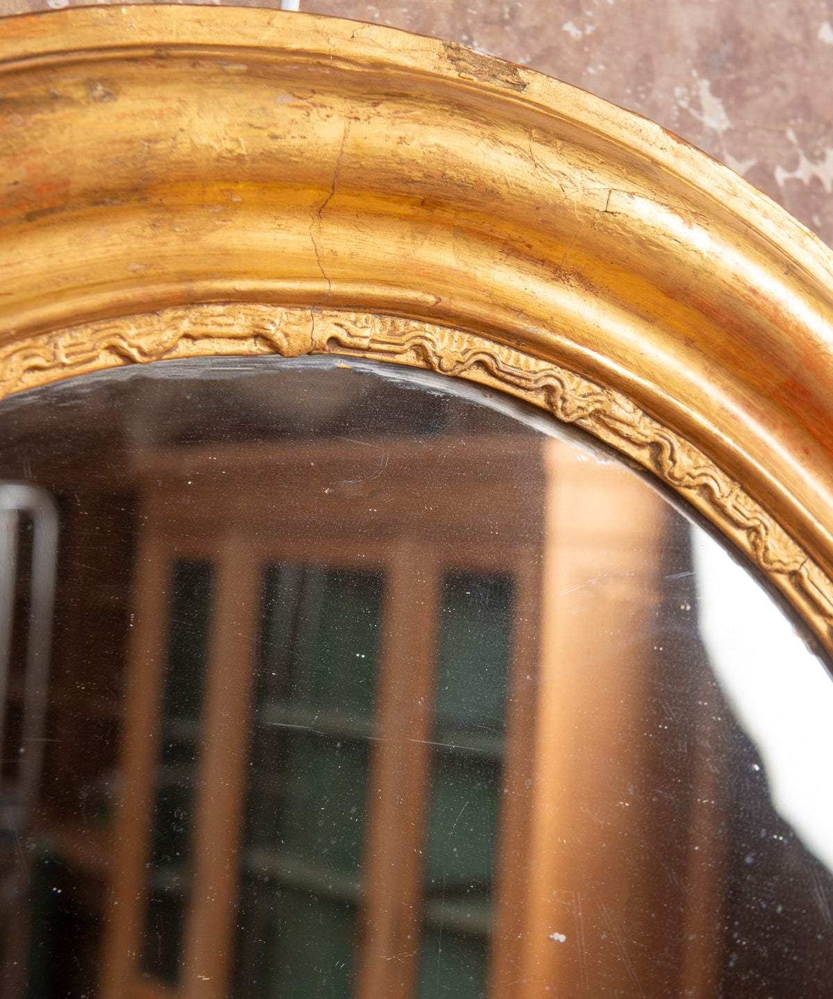 Detalle dorado al pan de oro con craquelado de época en espejo ovalado — Antique Arte y Decoración
