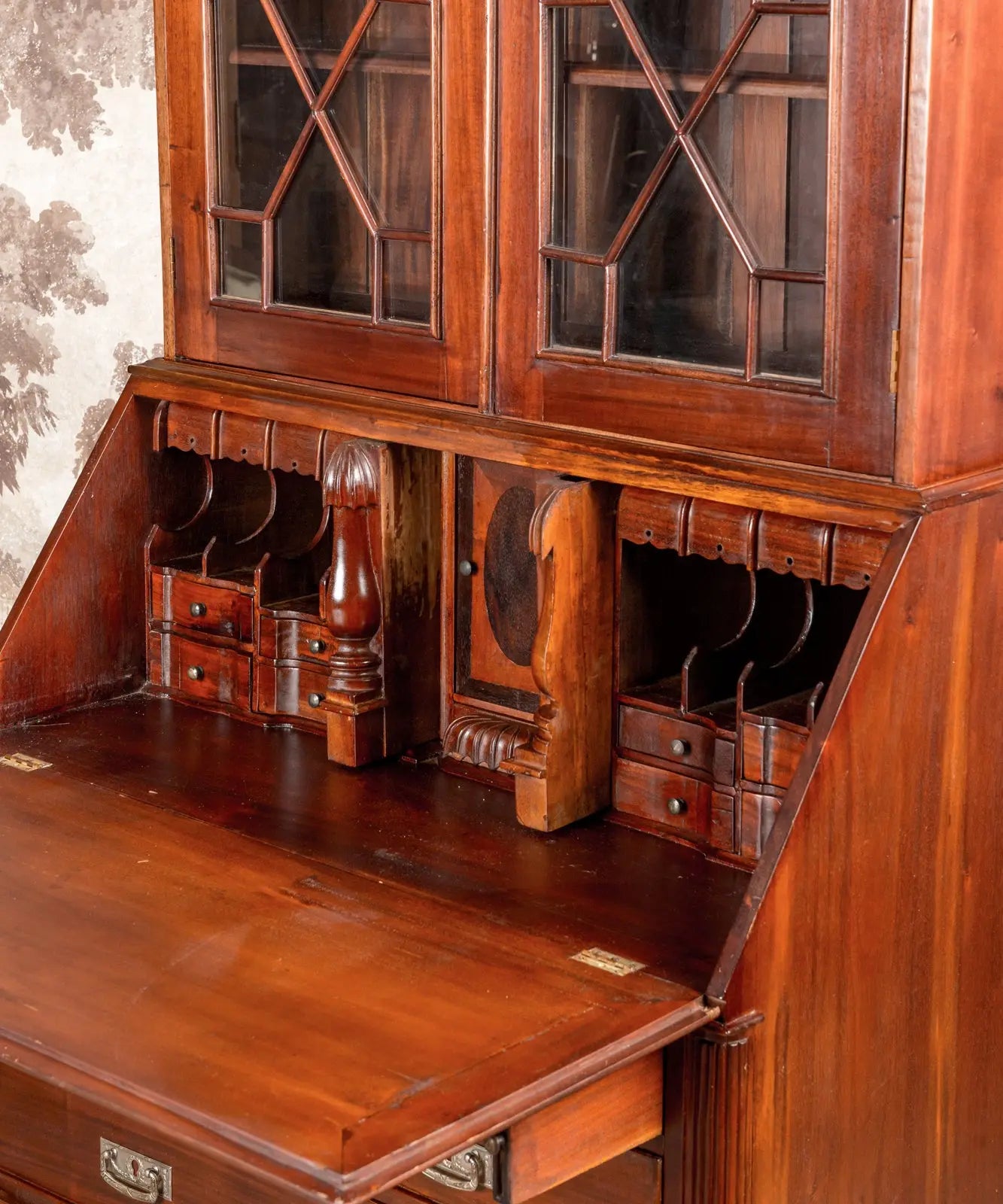Escritorio secreter inglés con vitrina en caoba