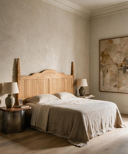 Cabecero mural de madera maciza tallado en dormitorio de casa de campo — Antique Arte y Decoración