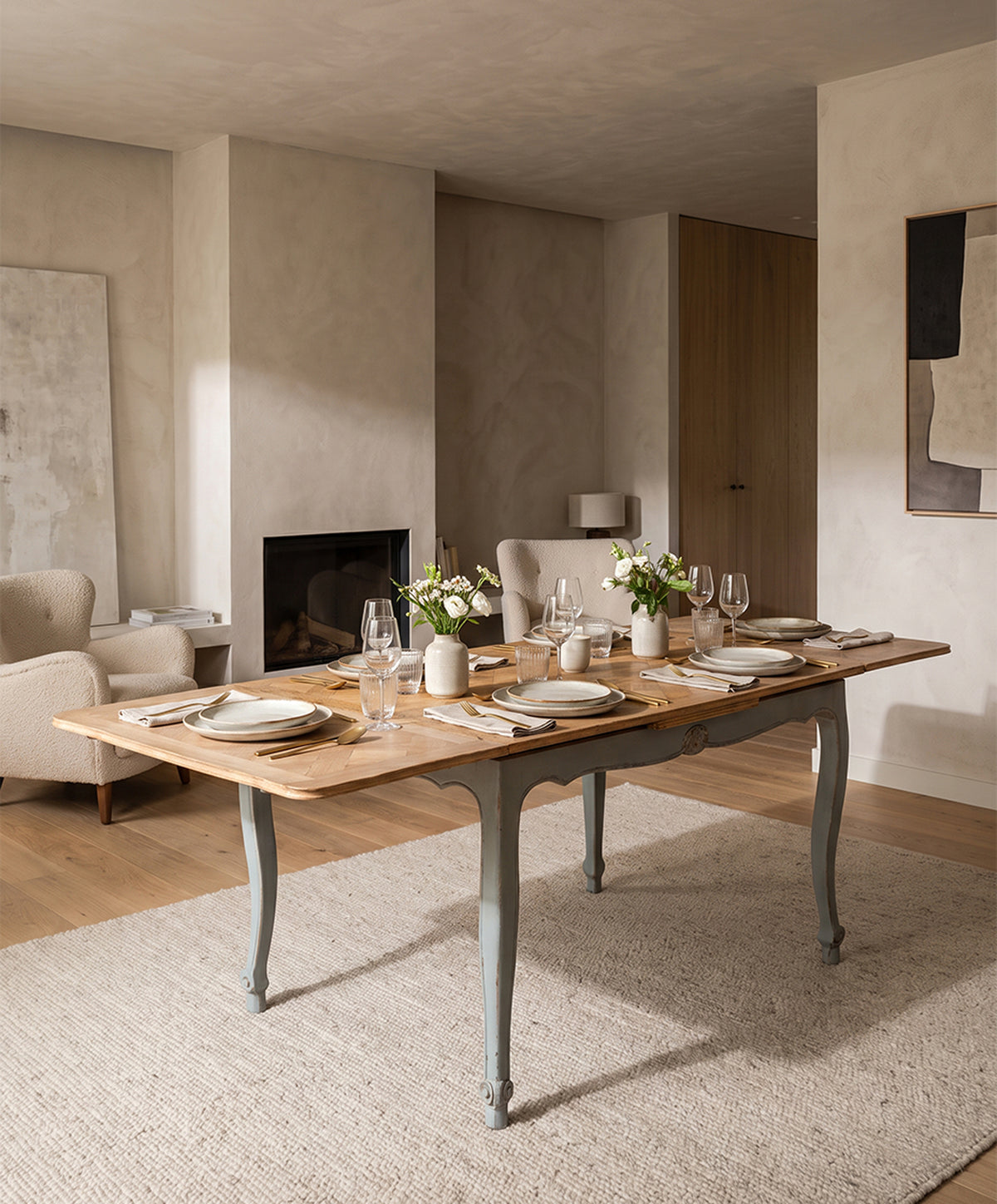 Mesa de comedor extensible Luis XV extendida en comedor con chimenea — Antique Arte y Decoración