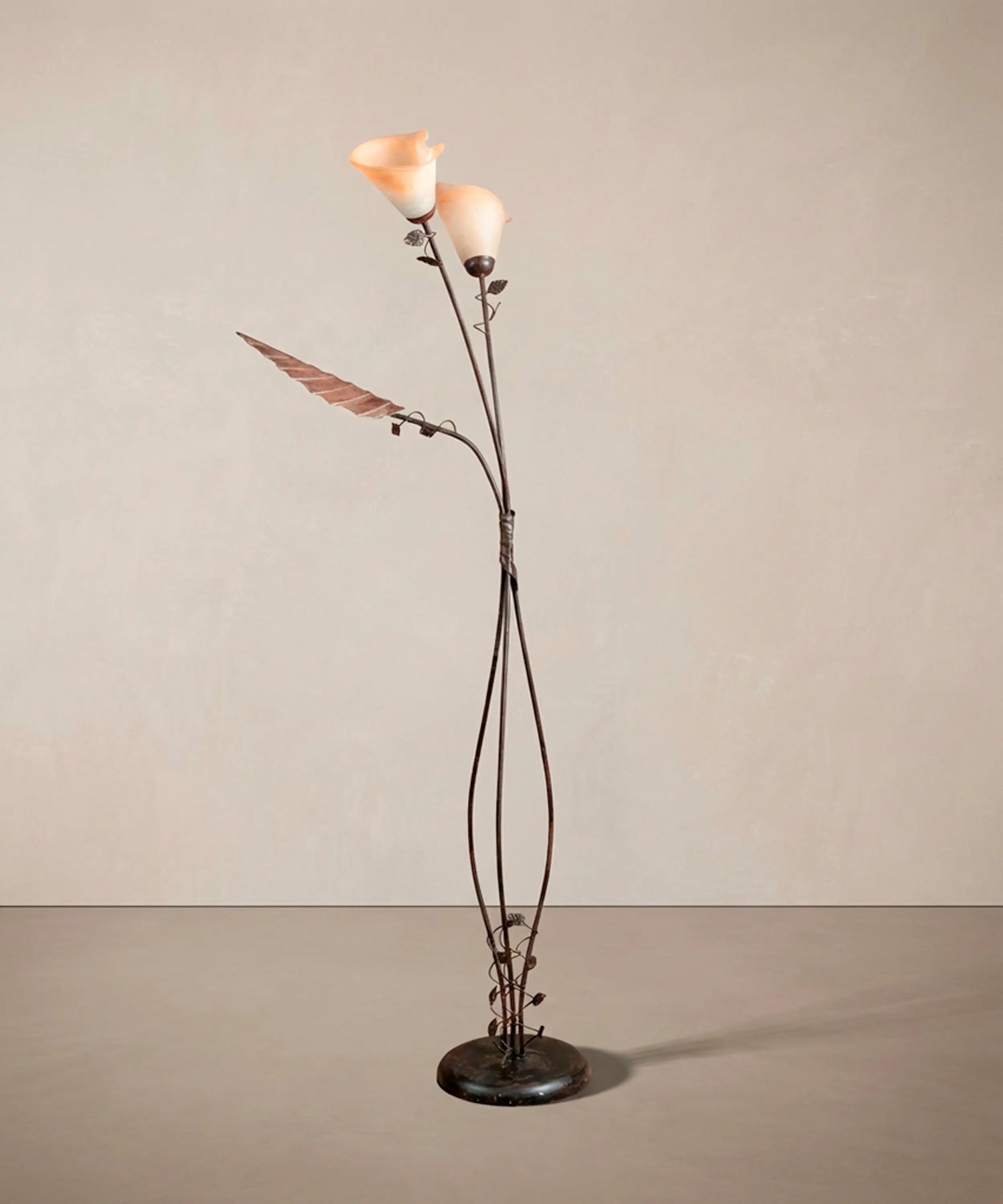 Lámpara de pie vintage de diseño floral en hierro oscuro de 175 cm de alto.