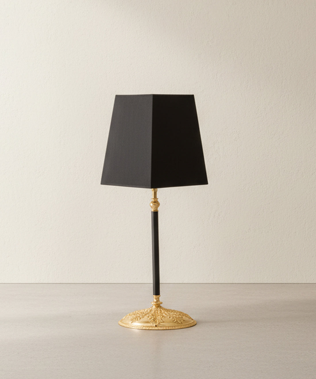 Lámpara de sobremesa en latón dorado y negro
