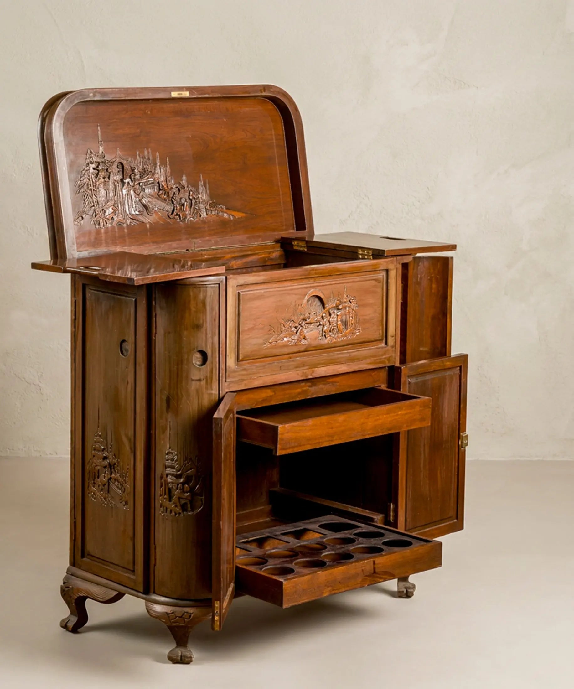 Mueble bar abierto vista trasera con la tapa tallada y los compartimentos interiores — Antique Arte y Decoración