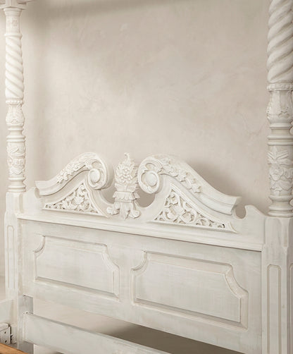 Detalle del copete tallado y calado del cabecero con roleos y ramo central — Antique Arte y Decoración