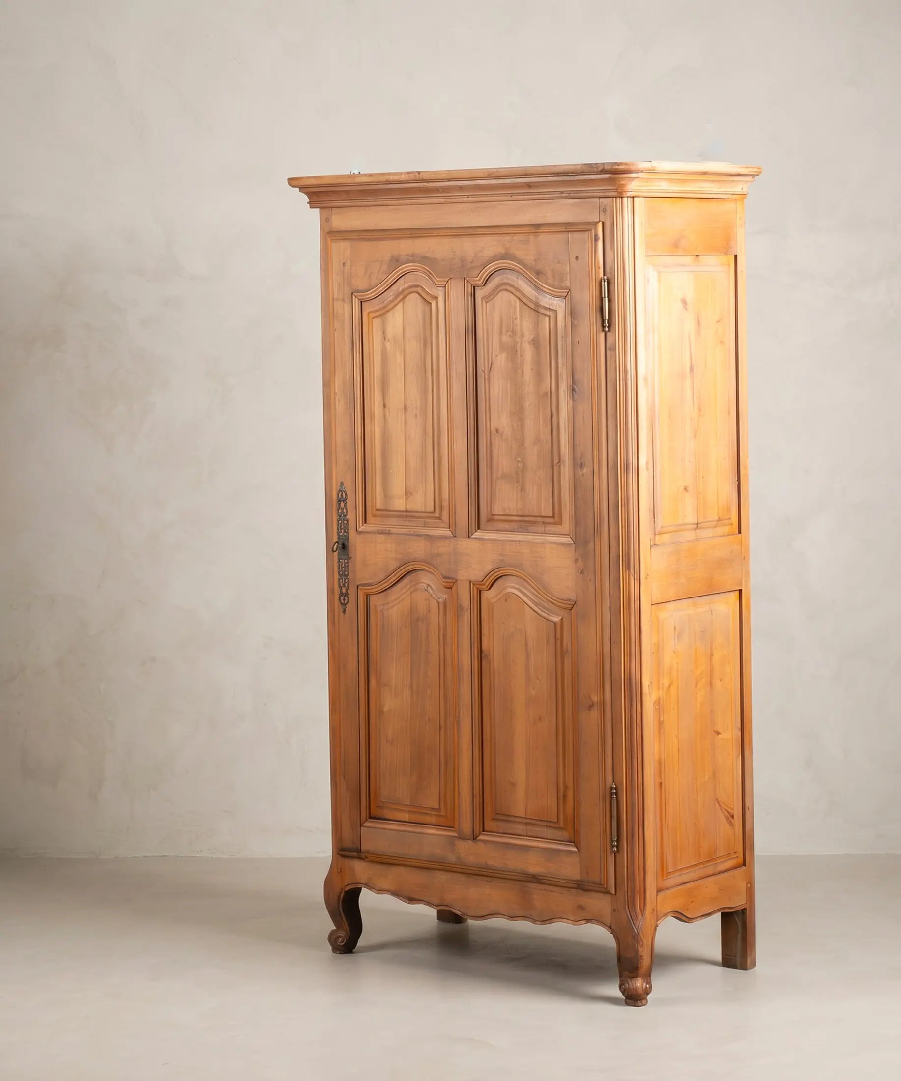 Armario de cerezo estilo Luis XV de una puerta vista en ángulo con puerta cerrada — Antique Arte y Decoración