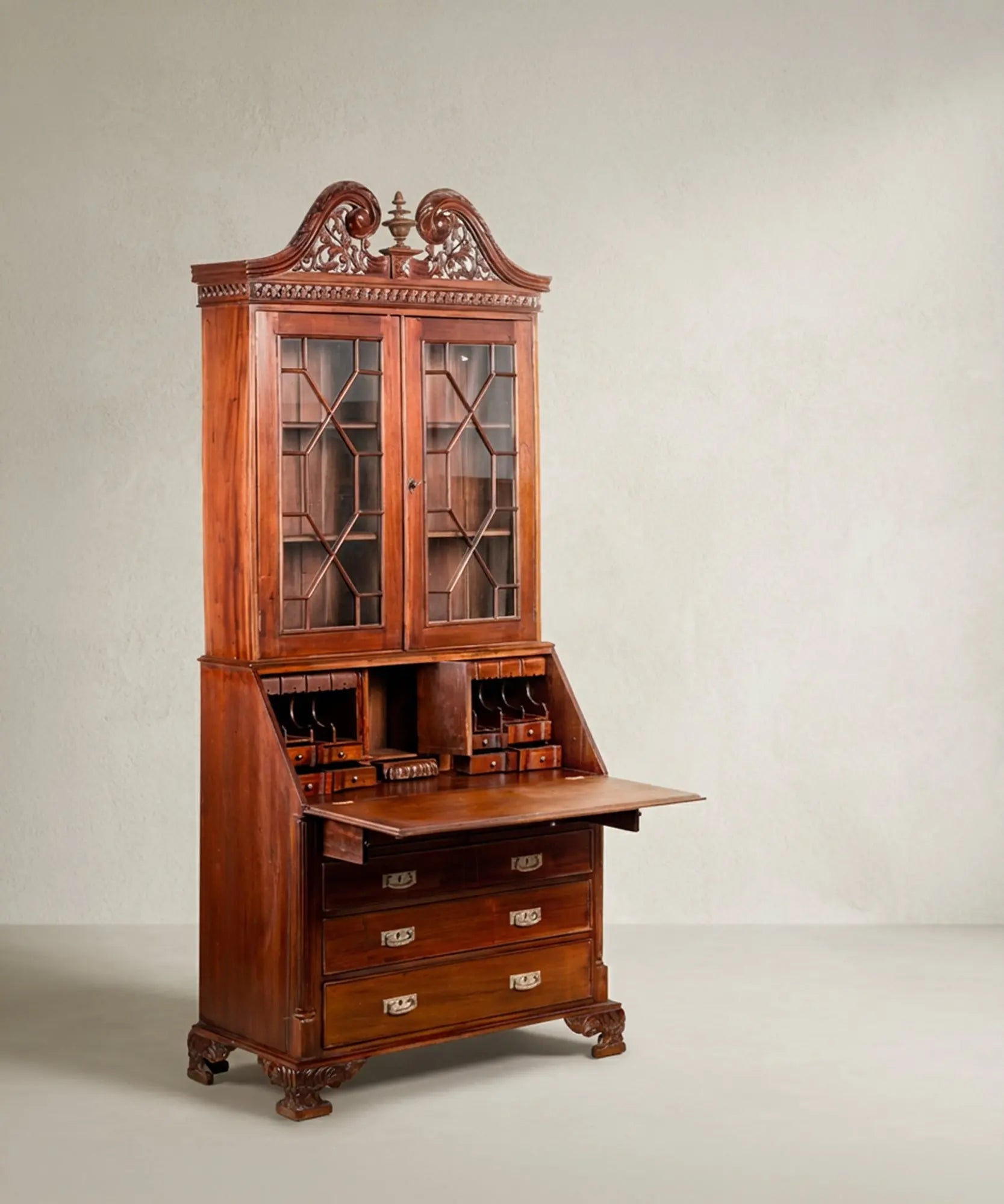 Primer plano del interior del escritorio (secretaria) mostrando cajones pequeños, nichos para cartas y puerta central con marquetería.