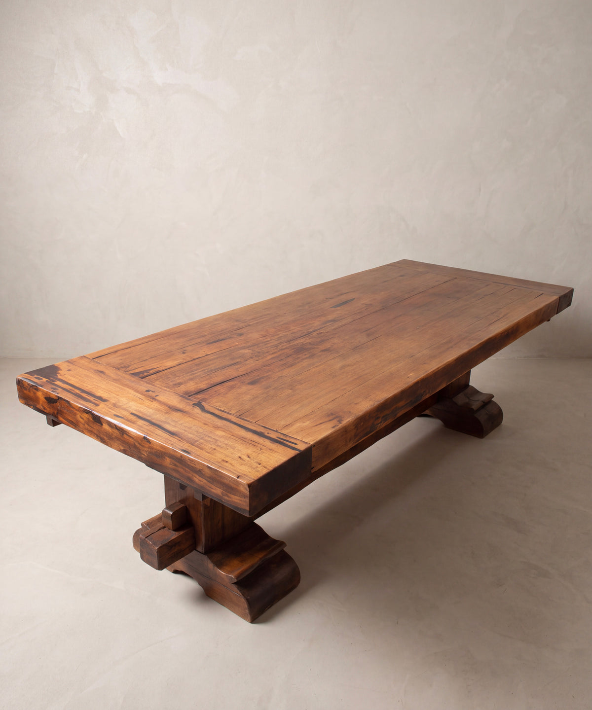 Mesa monasterio de teca vista en diagonal con testero y pie de caballete — Antique Arte y Decoración