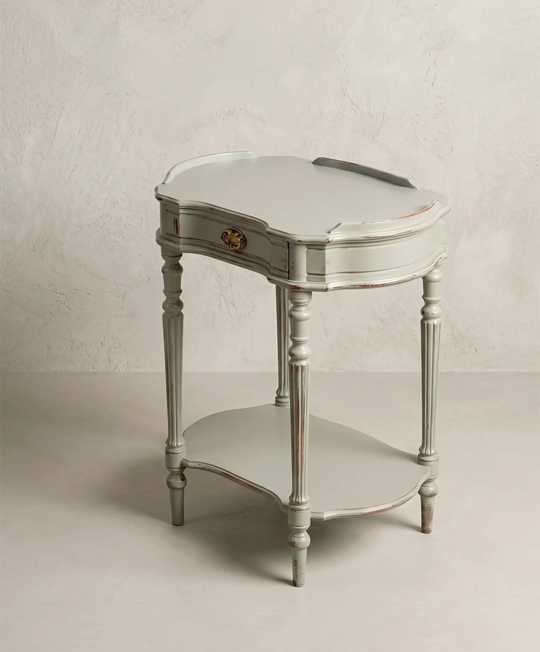 Mesa auxiliar ovalada gris decapé Luis XVI vista tres cuartos patas torneadas — Antique Arte y Decoración