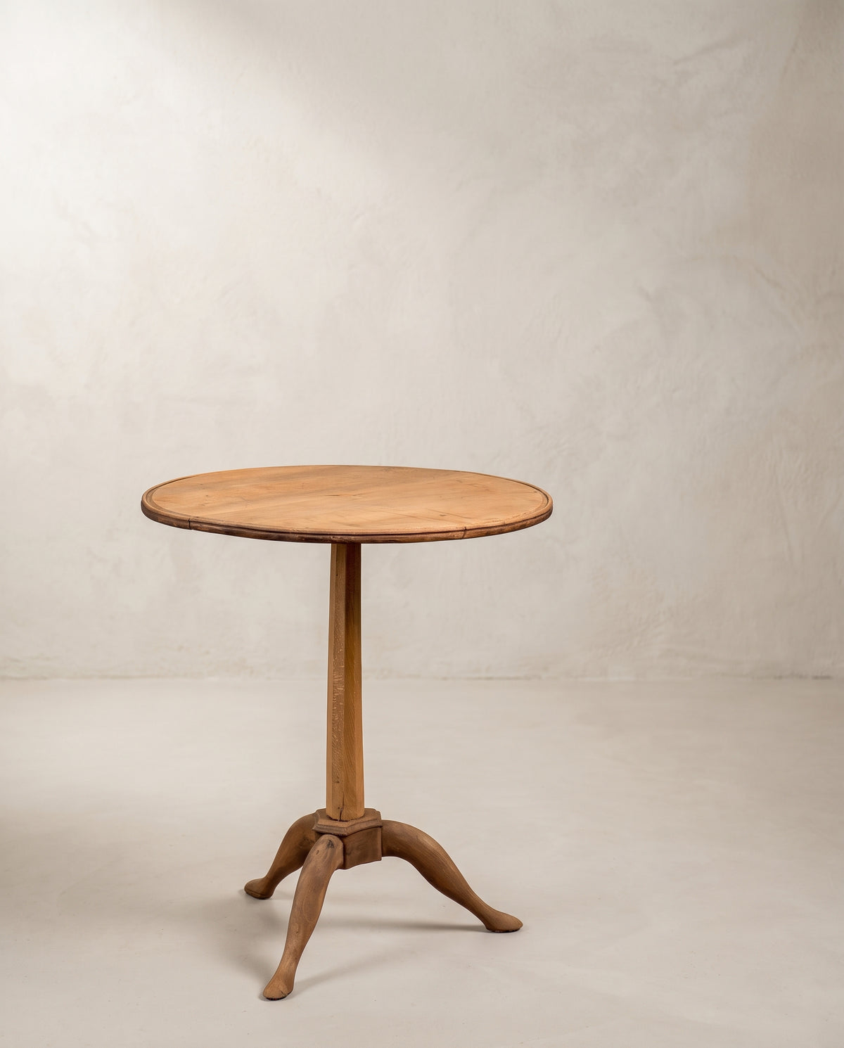 Mesa velador de nogal lavado vista lateral con columna facetada y pie de trípode — Antique Arte y Decoración