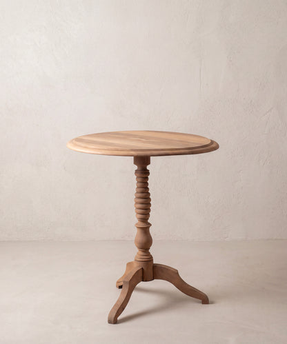 Velador de nogal estilo Luis Felipe en tres cuartos, trípode de patas curvas — Antique Arte y Decoración