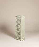 Sinfonier estrecho de cinco cajones en color verde salvia, visto en ángulo sobre un fondo neutro.