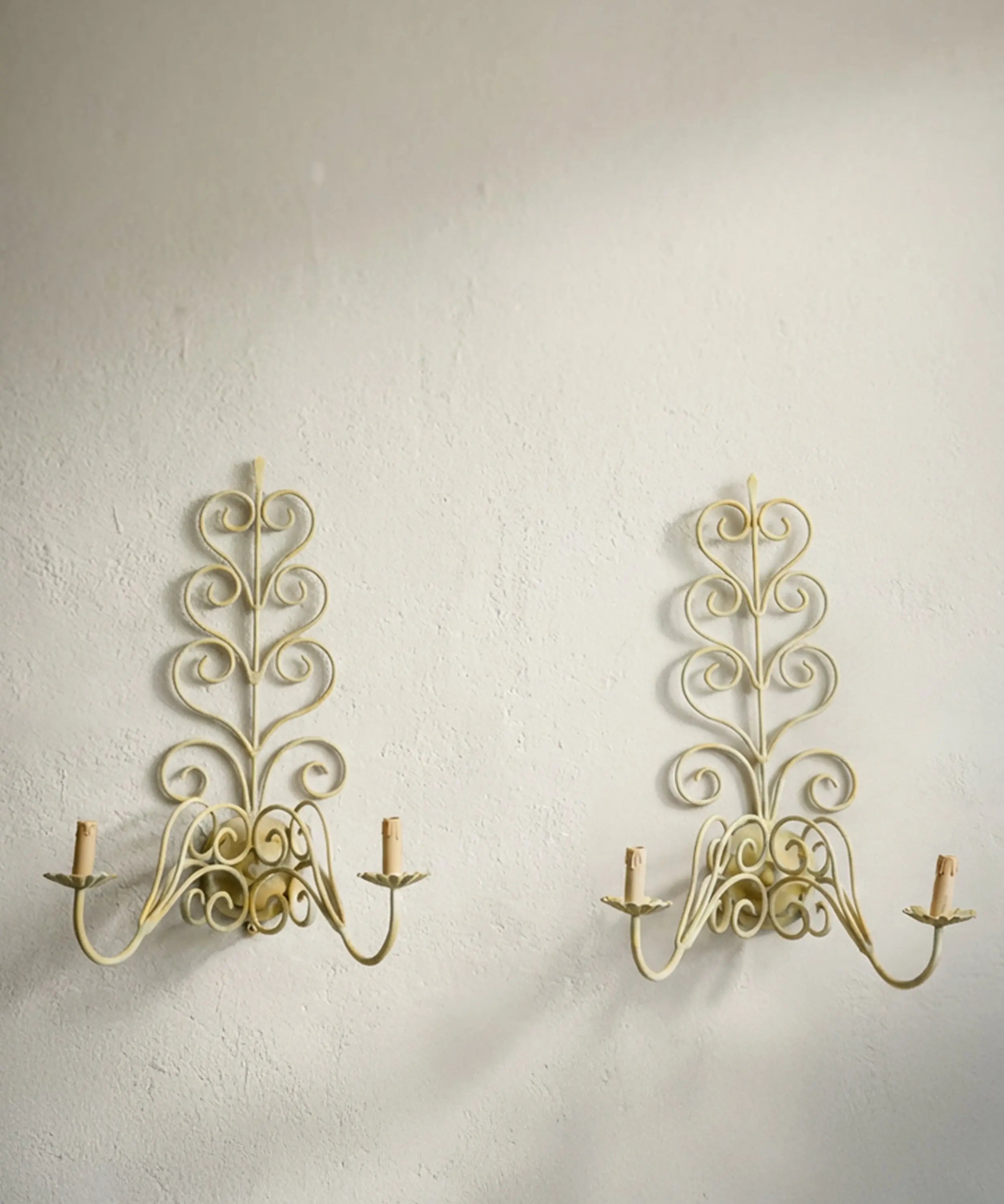 Pareja de apliques de pared vintage de forja con dos luces en color verde pastel decapado.