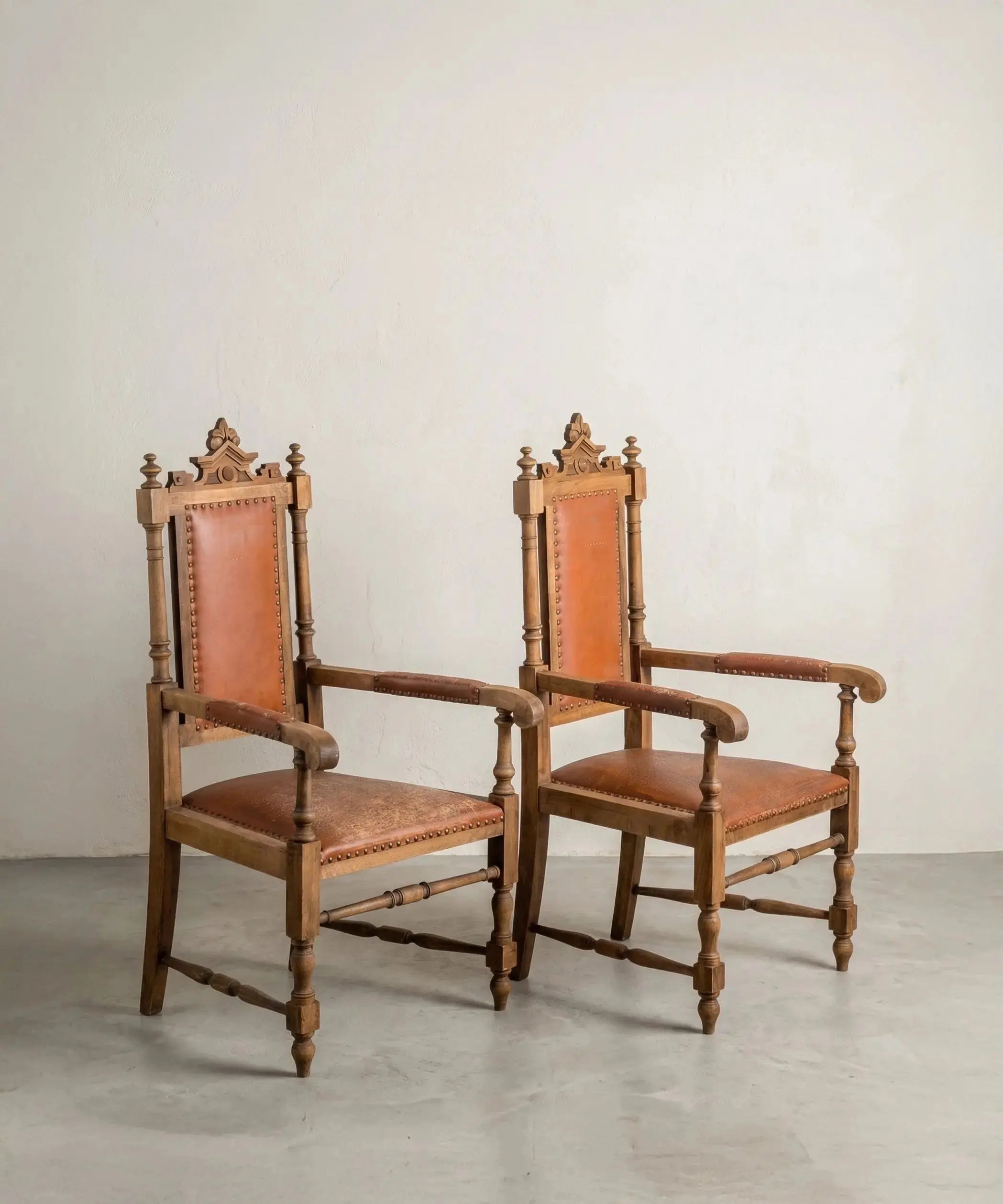 Pareja de sillones fraileros de madera y cuero con pátina original Antique arte y decoracion