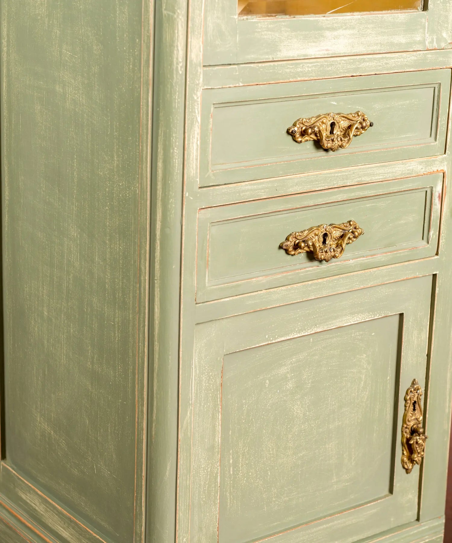 Detalle cajones y bocallaves de bronce dorado rococó en madera verde salvia — Antique Arte y Decoración