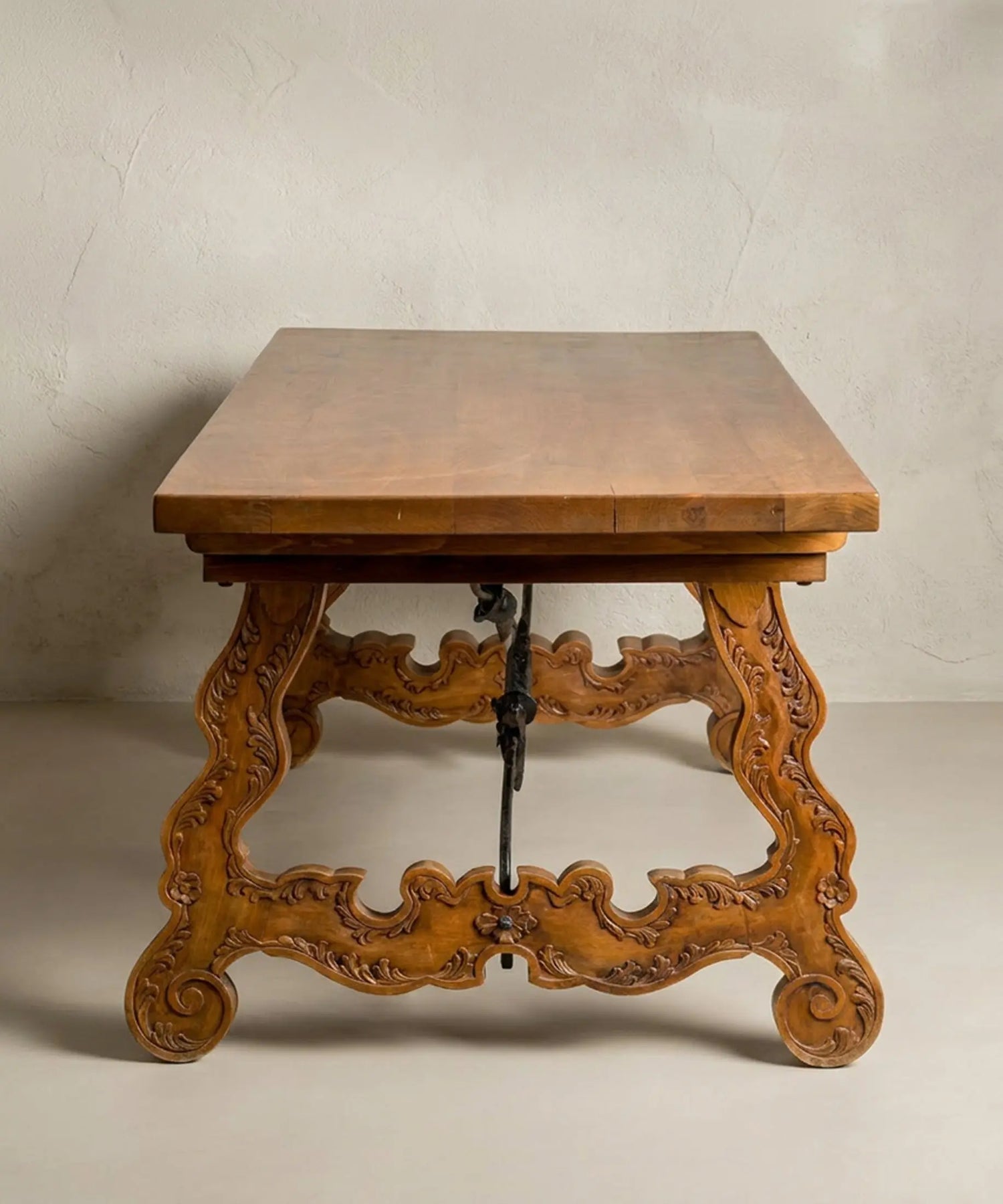 Mesa de Comedor Castellana de Lira con Herraje de Hierro Forjado