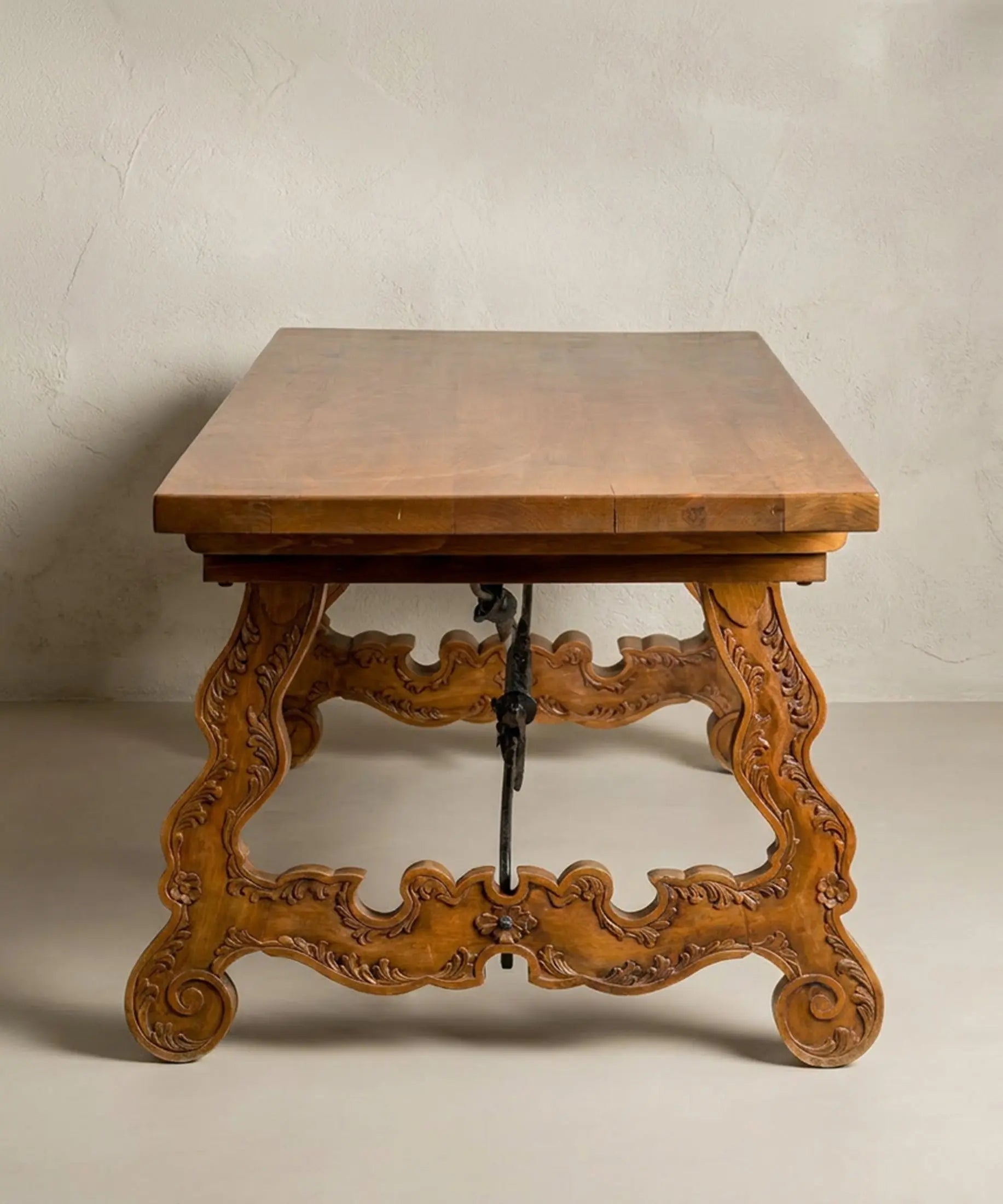 Mesa de Comedor Castellana de Lira con Herraje de Hierro Forjado