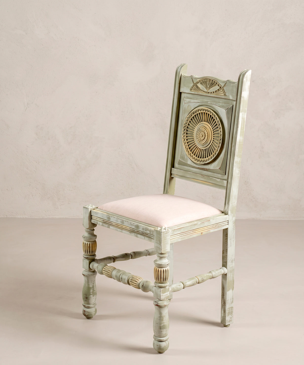 Silla de comedor vintage verde decapé vista lateral, asiento tapizado en lino rosa — Antique Arte y Decoración