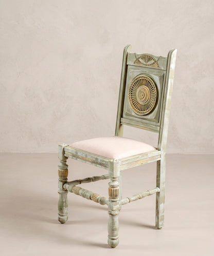 Silla de comedor vintage verde decapé vista lateral, asiento tapizado en lino rosa — Antique Arte y Decoración