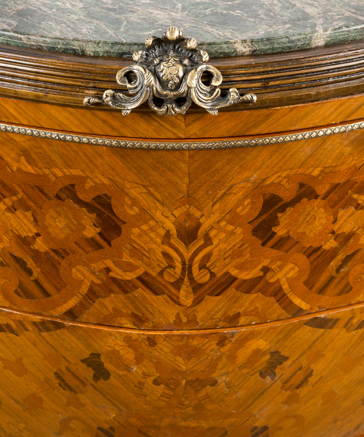 Cómoda bombé estilo Luis XV en marquetería y tapa de mármol