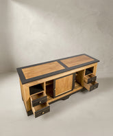 Vista superior del sobre de madera encastrado en marco negro del aparador Lumière.