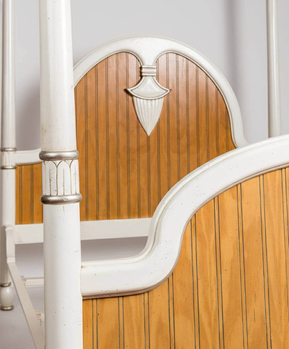 Cama con cuatro columnas