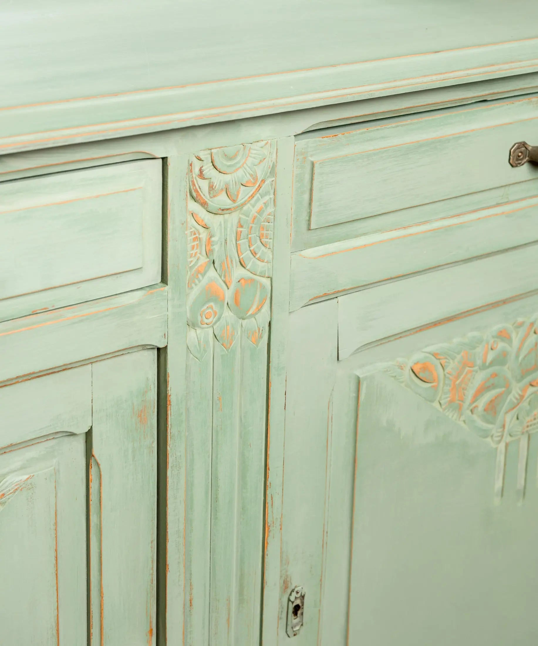 Detalle cantonera tallada a mano Art Nouveau con decapé verde salvia y fondo ocre — Antique Arte y Decoración
