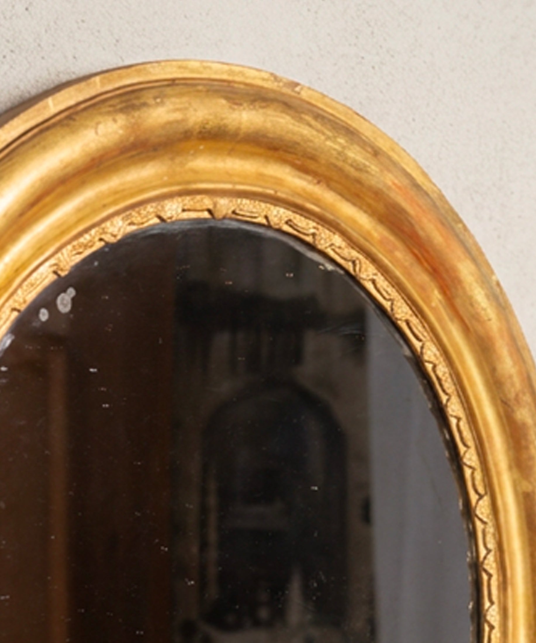 Detalle filete de estuco dorado en el borde interior del espejo antiguo — Antique Arte y Decoración