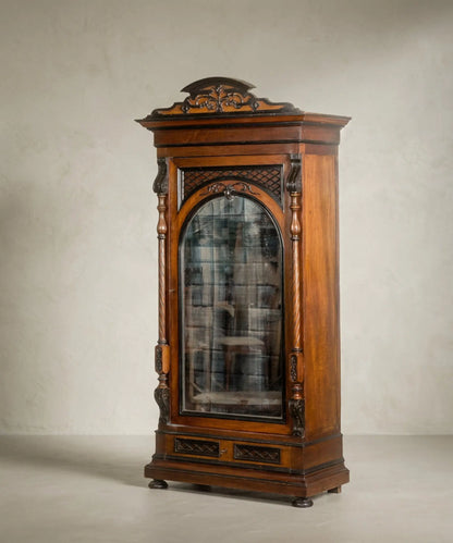 Armario alfonsino siglo XIX vista tres cuartos con copete tallado — Antique Arte y Decoración