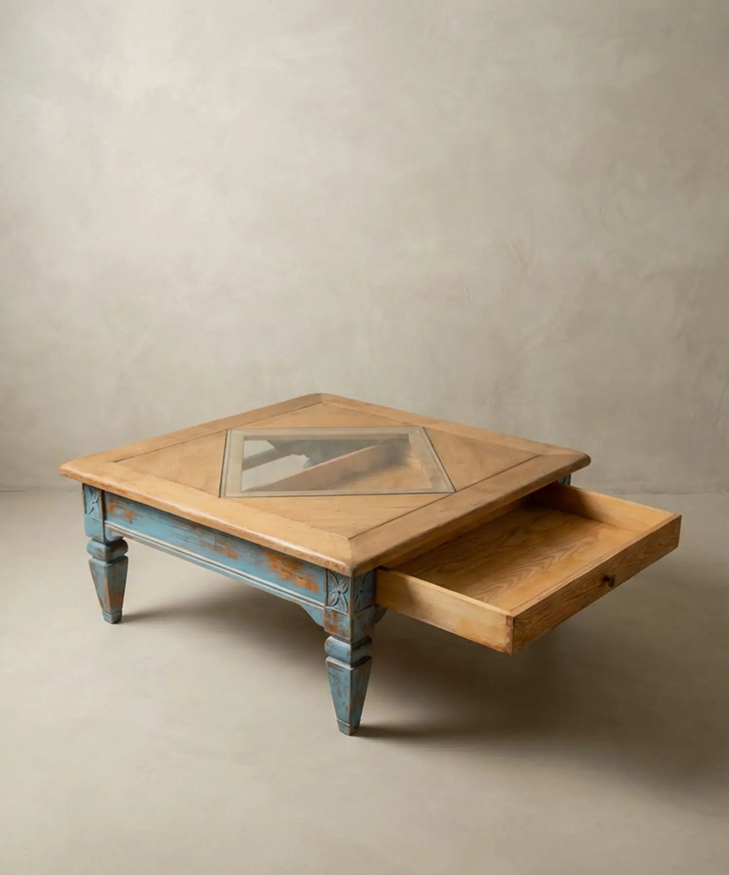 Vista superior del sobre de madera con inserción de vidrio en forma de rombo y veta natural.