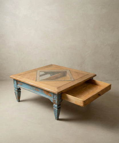 Vista superior del sobre de madera con inserción de vidrio en forma de rombo y veta natural.