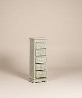 Perspectiva lateral del mueble auxiliar estrecho, destacando su pátina envejecida y su silueta delgada.