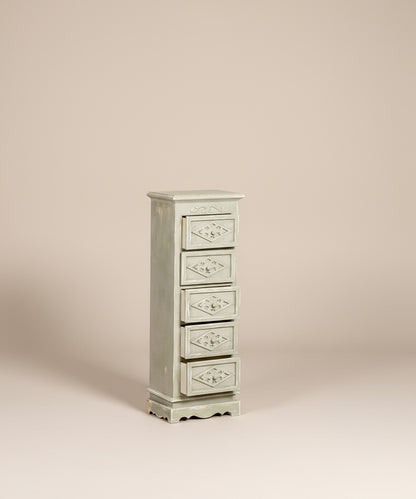 Perspectiva lateral del mueble auxiliar estrecho, destacando su pátina envejecida y su silueta delgada.