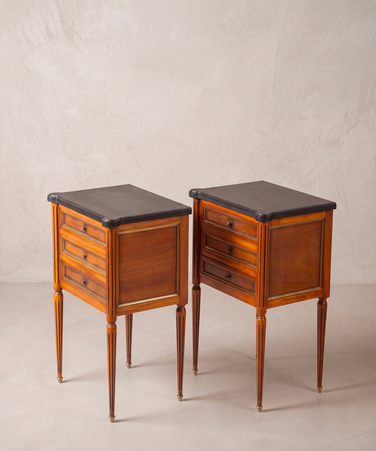 Pareja de Mesitas de Noche Vintage en Cerezo | Estilo Luis XVI con Tapa Negra