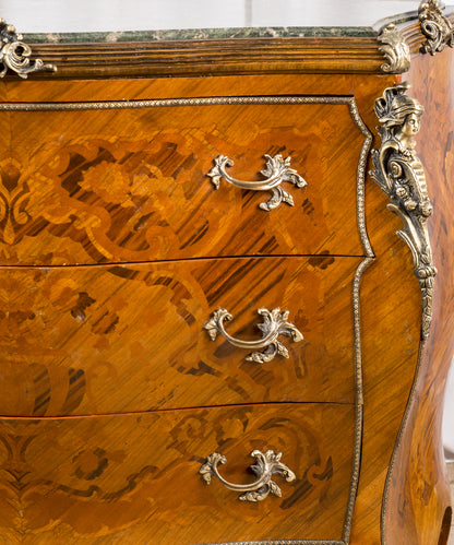 Cómoda bombé estilo Luis XV en marquetería y tapa de mármol