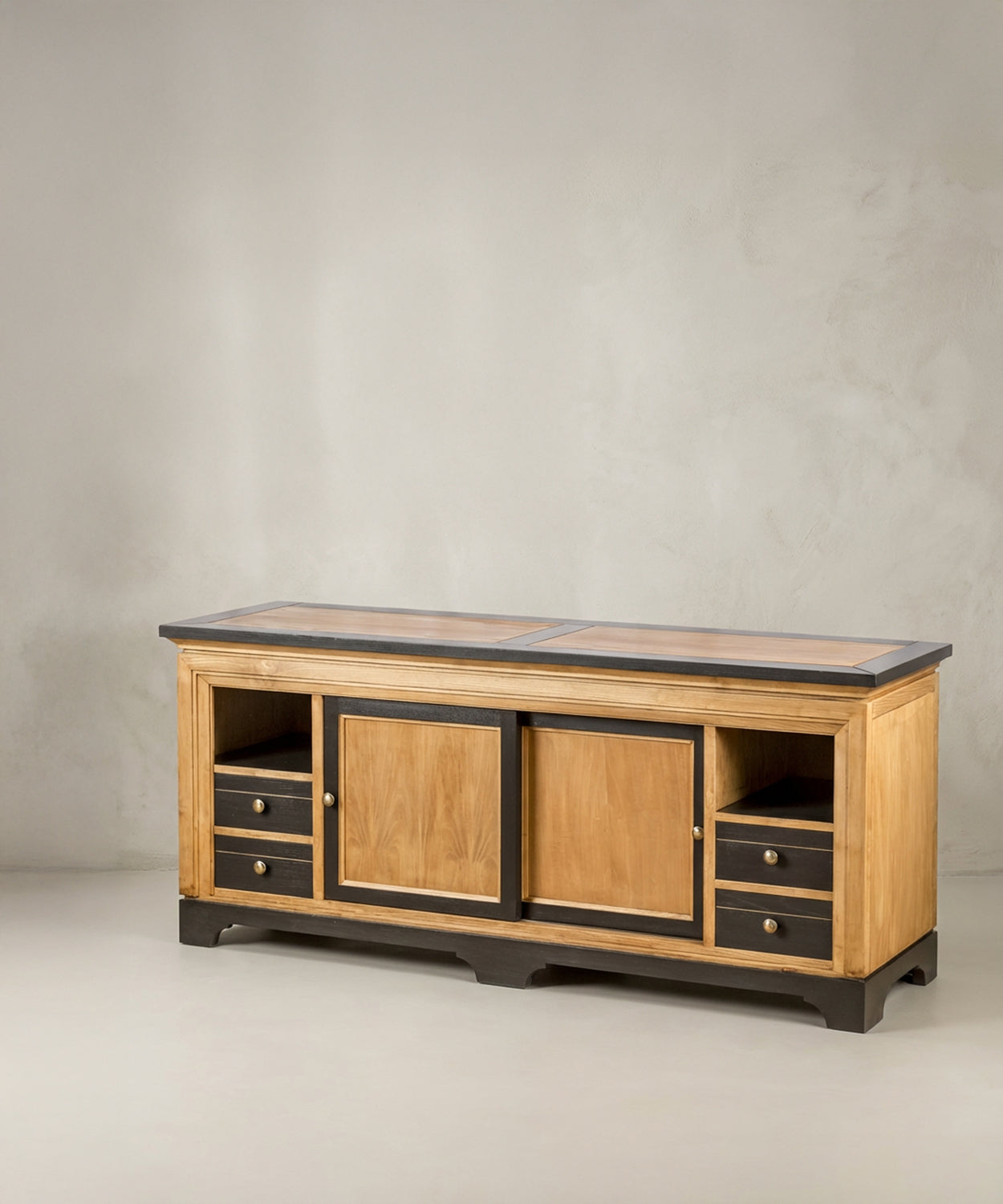 Perspectiva lateral del aparador industrial resaltando el contraste de colores y la profundidad de la madera.