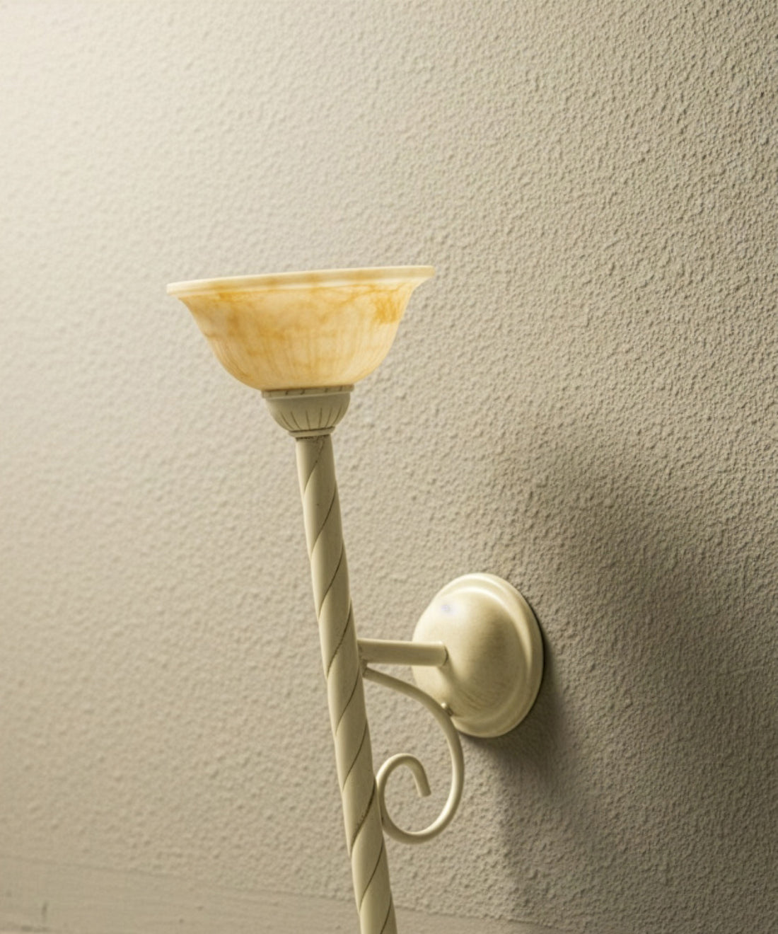 Primer plano de la tulipa de cristal con vetas tipo alabastro en tonos miel, mostrando la textura y el acabado.