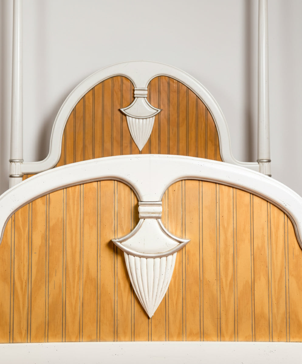 Cama con cuatro columnas