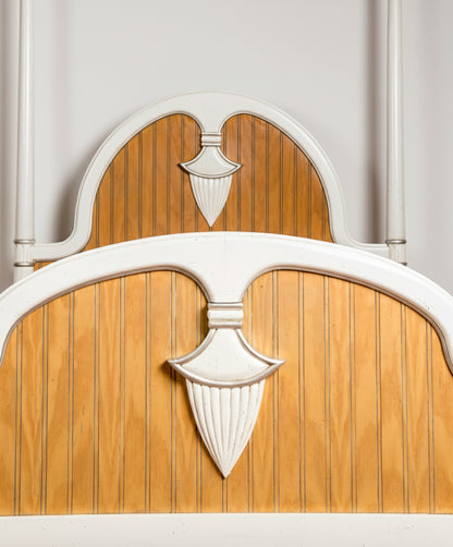 Cama con cuatro columnas