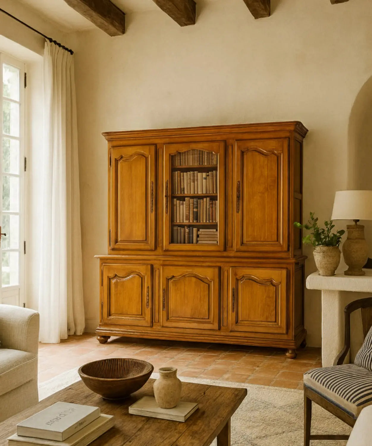 Aparador alto con vitrina Antique arte y decoracion