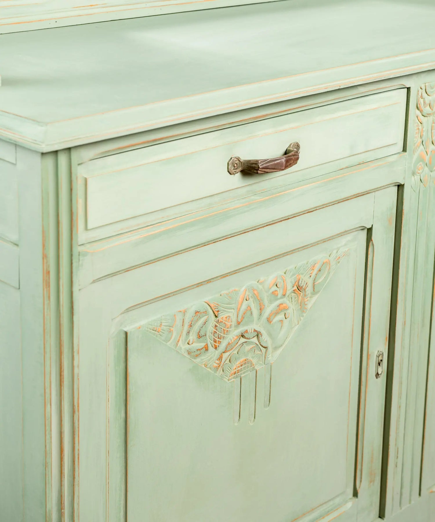 Detalle talla floral Art Nouveau en madera maciza con tirador de latón patinado — Antique Arte y Decoración