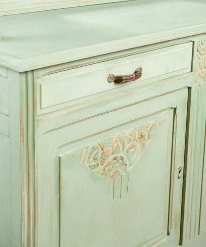 Detalle talla floral Art Nouveau en madera maciza con tirador de latón patinado — Antique Arte y Decoración