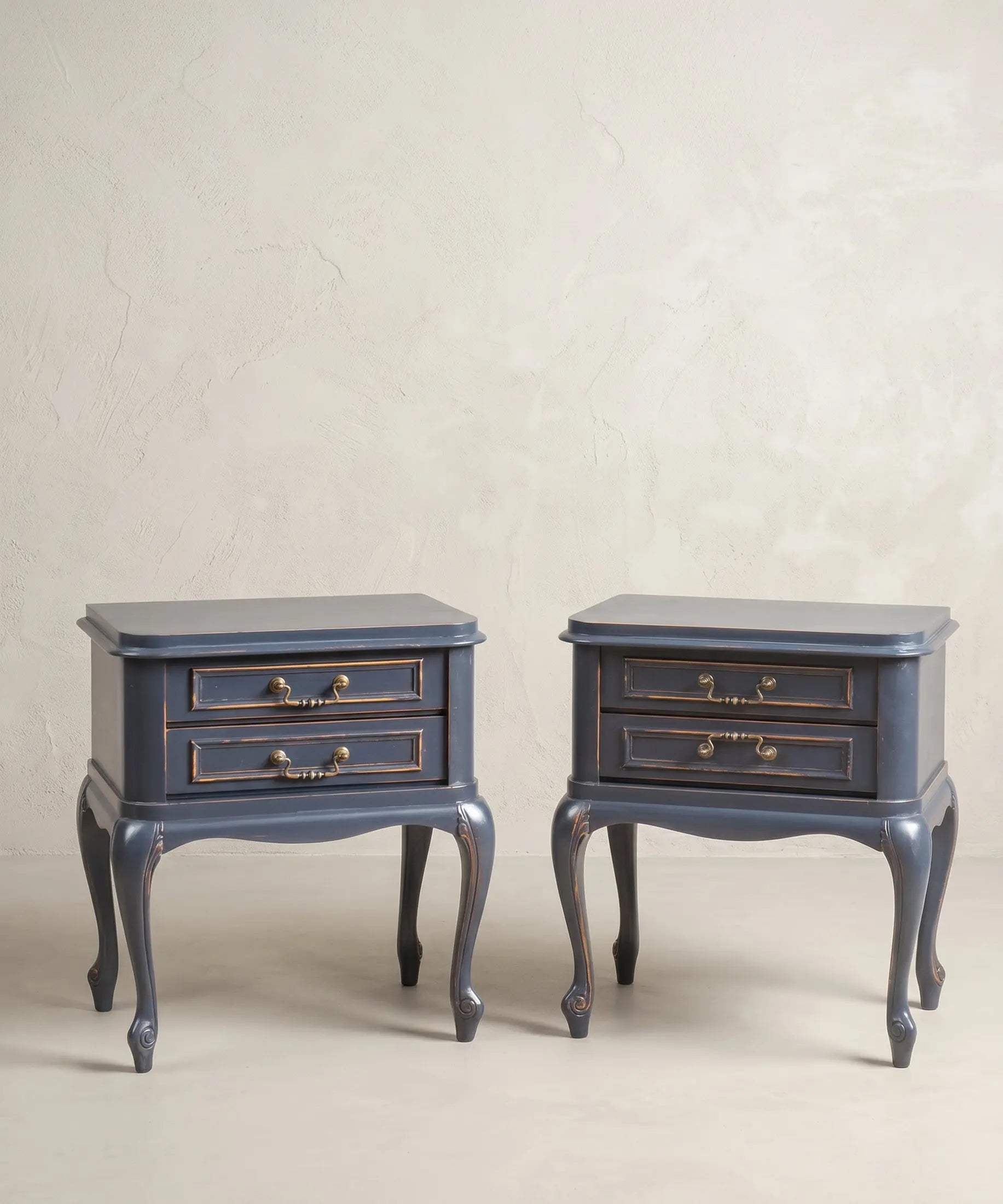 Pareja mesitas noche azul decapé Luis XV en dormitorio shabby chic con cama blanca — Antique Arte y Decoración